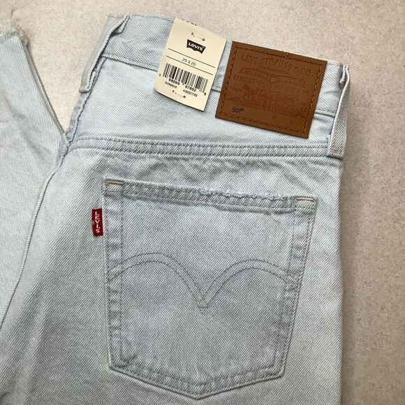 Levi’s Premium 501 Cropped 29 Right Turn Light Wash - Picture 3 of 9